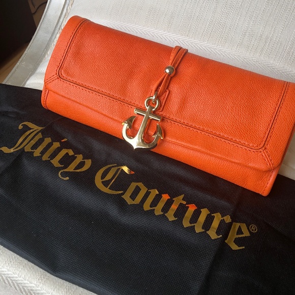 Juicy Couture Handbags - 🎉HP🎉Juicy Couture Leni Charm Leather Clutch